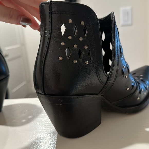 Black leather/silver studded ariat short boots - Picture 5 of 6
